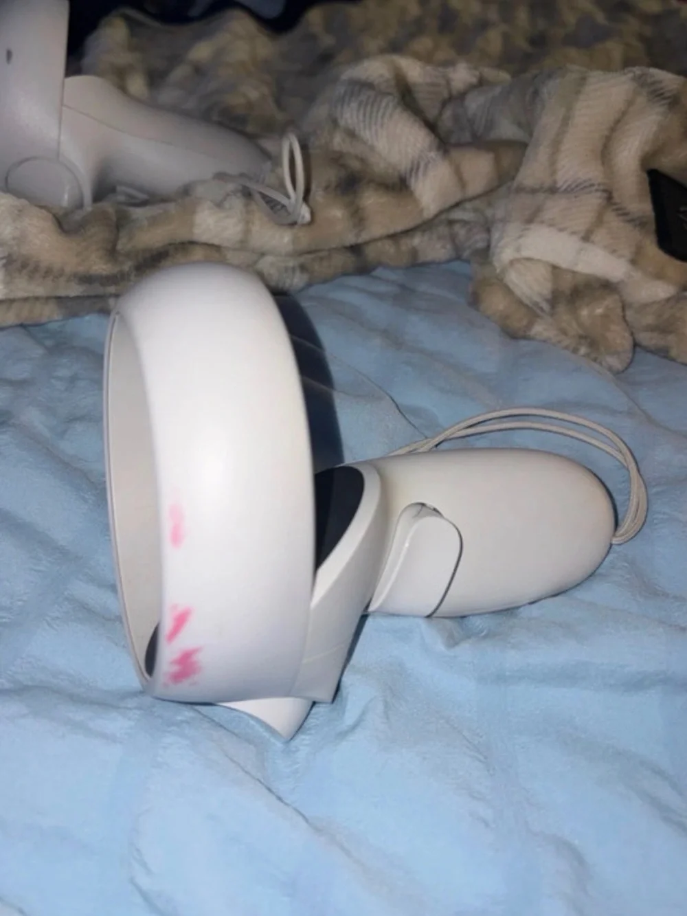 Oculus White Standalone VR Headset with White Controllers